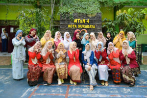 Upacara Hari Kartini MTsN 4 Surabaya 2026: Para Siswi & Guru Kompak Berkebaya