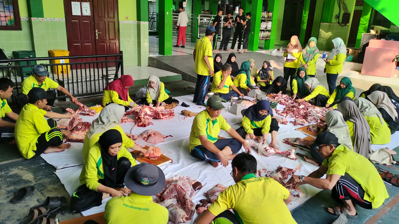 Seru dan Khidmat! MTsN 4 Kota Surabaya Gelar Kurban Penuh Kebersamaan