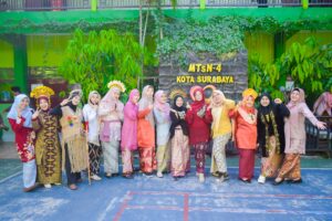 Upacara Hari Pendidikan Nasional MTsN 4 Surabaya 2026: Lautan Siswa & Guru Berpakaian Adat Peringati Pendidikan Karakter