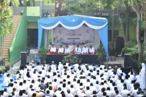 MTsN 4 Kota Surabaya Peringati Tahun Baru Islam 1448 H: Istighosah, Bubur, dan Drama Kolosal
