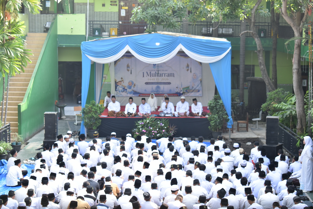 MTsN 4 Kota Surabaya Peringati Tahun Baru Islam 1448 H: Istighosah, Bubur, dan Drama Kolosal